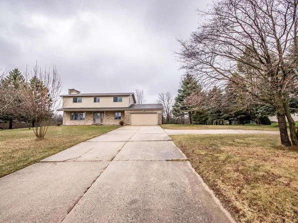 2035 Paradise DRIVE, West Bend, WI 53095