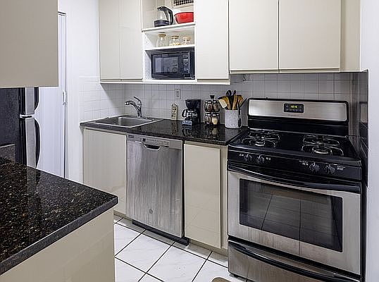 5th image of 211 E 53rd St APT 10-C