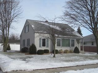 1206 Fairmont Ln, Manitowoc, WI 54220