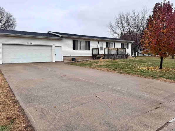 1302 Emerald St, Onawa, IA 51040