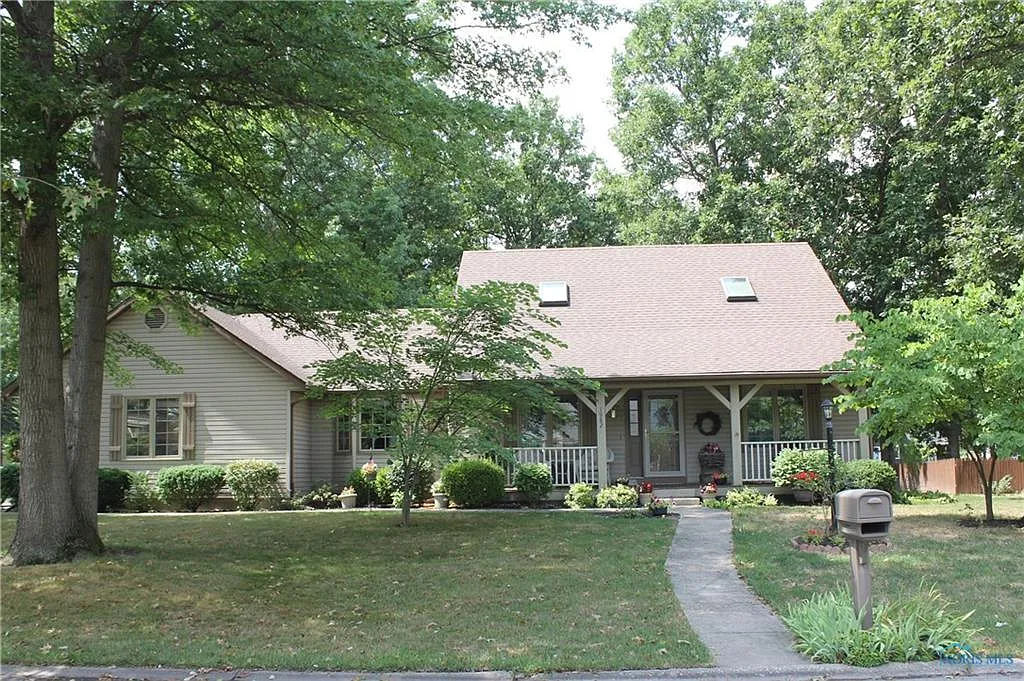 1982 Redwood Ave photo 1