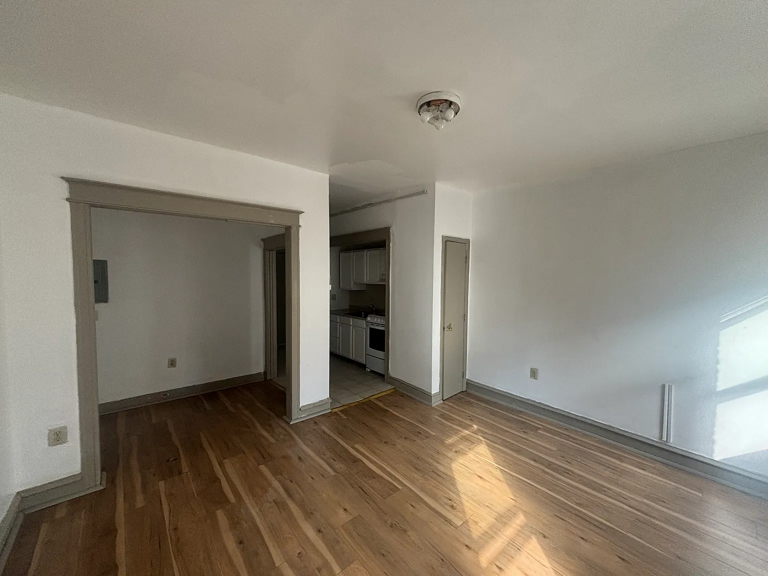 Studio, 400 sqft, $895 — Photo 2