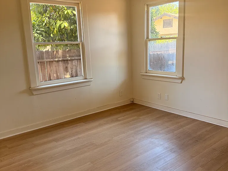 1576 N Poplar Ave — Photo 8