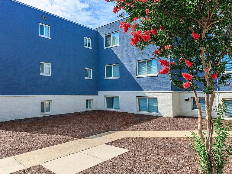 Regency Court Apartments — Photo 11