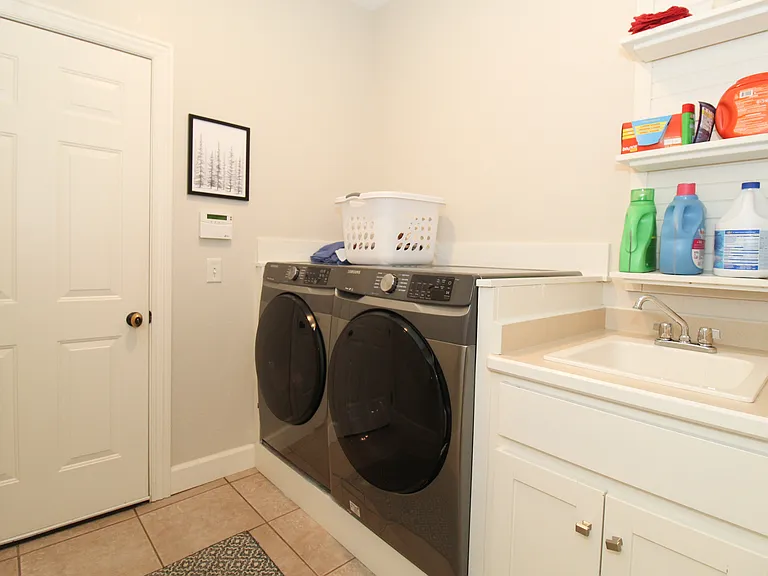 1401 NE Dysart Woods Ln — Photo 26