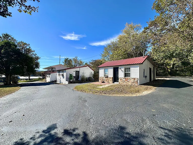 204 Courtyard Cir — Photo 4