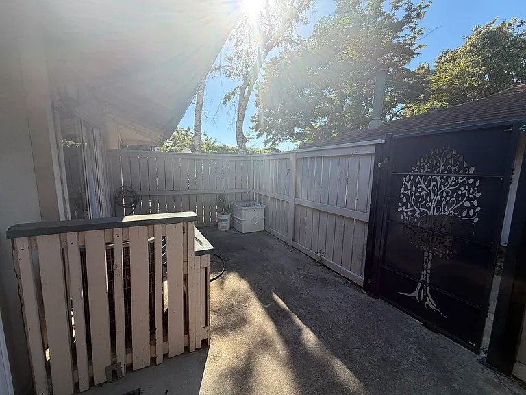 407 Roundtree Ct — Photo 4
