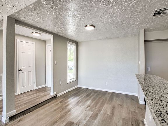 5th image of 300 Baycrest Dr