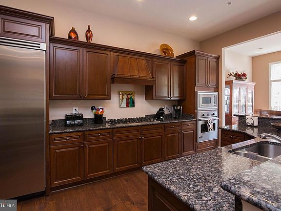 4th image of 207 Burgundy Ln