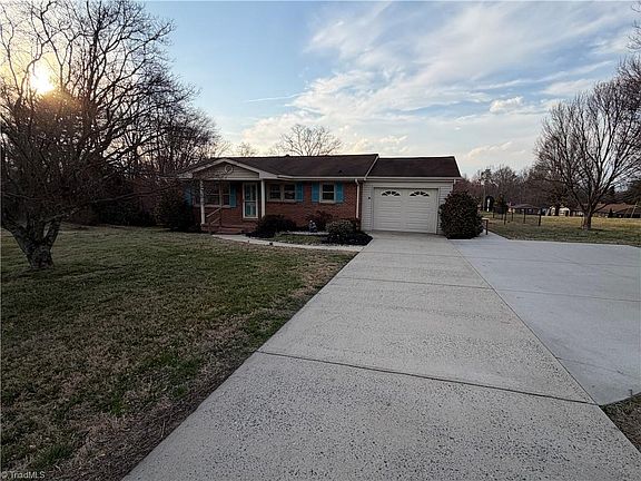 3rd image of 200 Arlington St