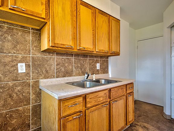 2nd image of 914 N Prairie Ave