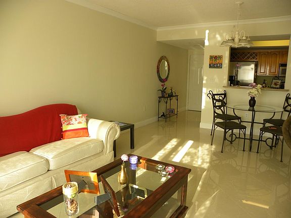 Comfortable & Spacious Living/Dining Room