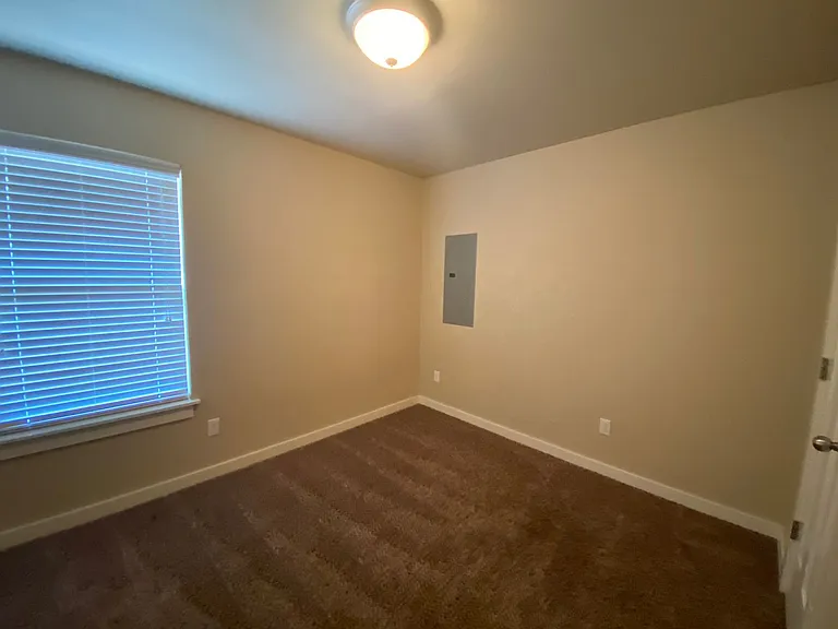 775 SW 13th St — Photo 11
