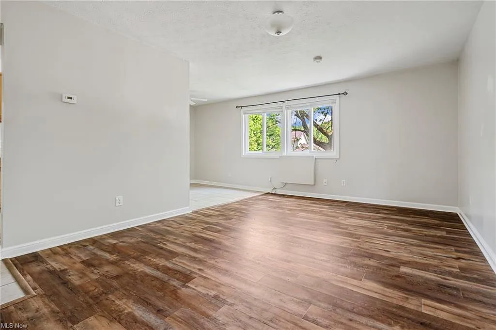 6669 Amsel Ave NE — Photo 2