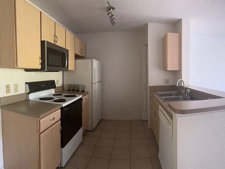 940 Village Trl #6-304 — Photo 4