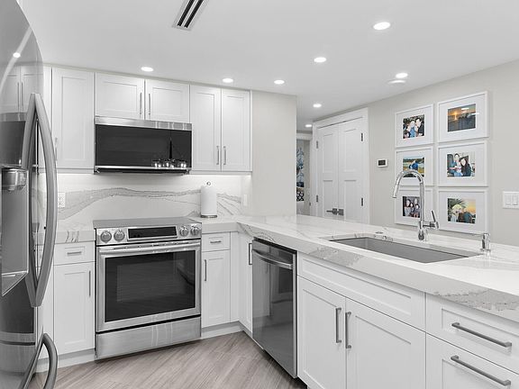 5th image of 260 Seaview Ct APT 1409