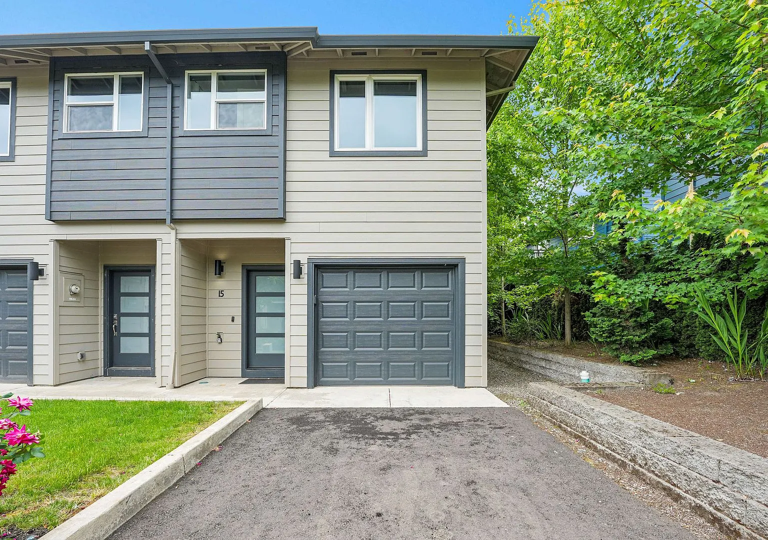 Move-In Ready 3 Bedroom End-Unit Townhouse with Spacious Primary Suite, Walk-In & En Suit Bathroom — Photo 3
