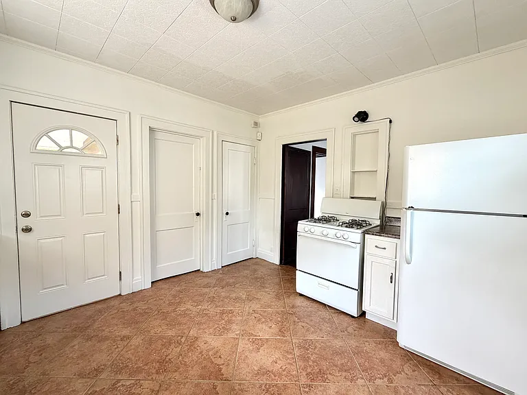 1126 Spring St — Photo 10