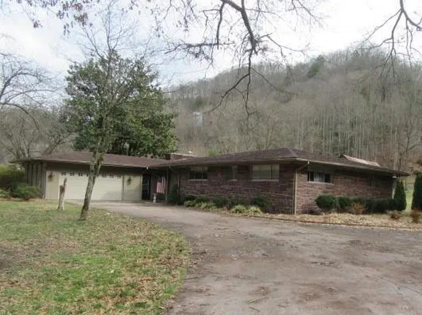 1006 Almarine Dr, Grundy, VA 24614