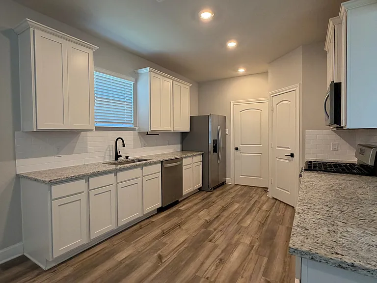 925 Emerson Dr — Photo 5