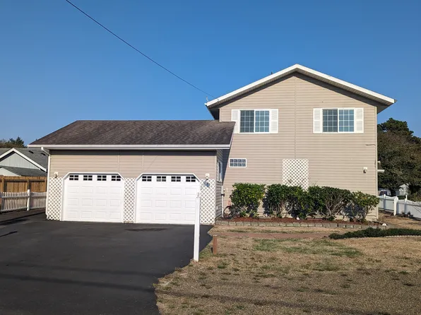 354 Canal Dr NE, Ocean Shores, WA 98569