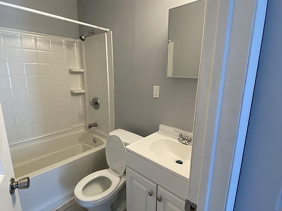 5th image of 141 Kelly Ave #3