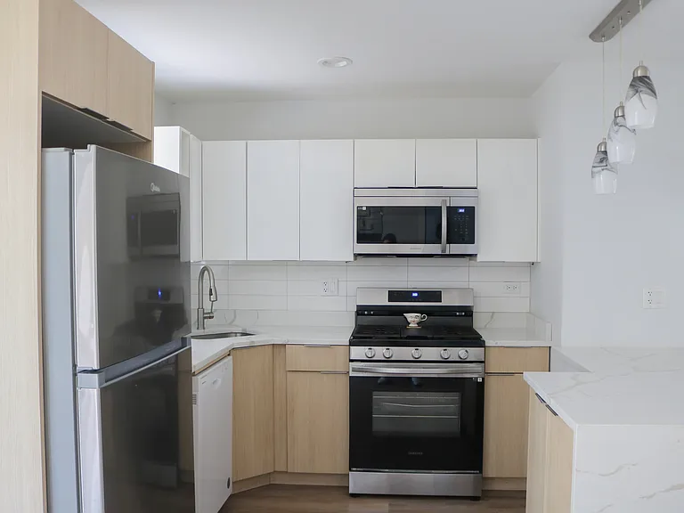 22407 Strassburg Ave — Photo 4