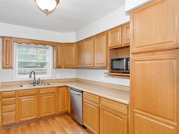 5th image of 902 S Shelden St