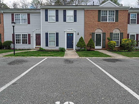 2nd image of 10 Seneca Dr #10