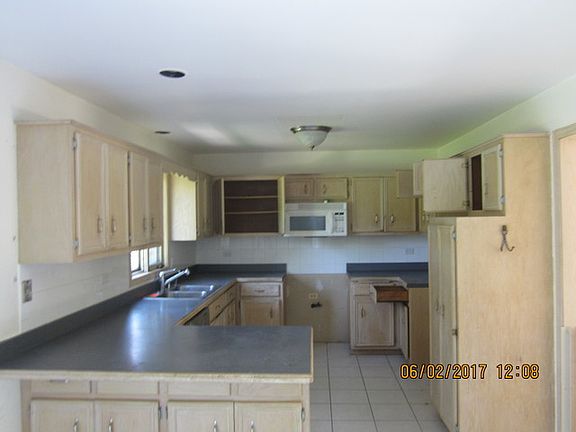 3rd image of 10300 Cambridge Dr
