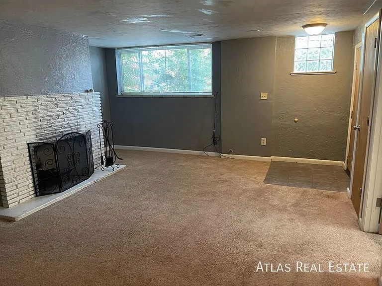 1833 N Hooker St — Photo 3