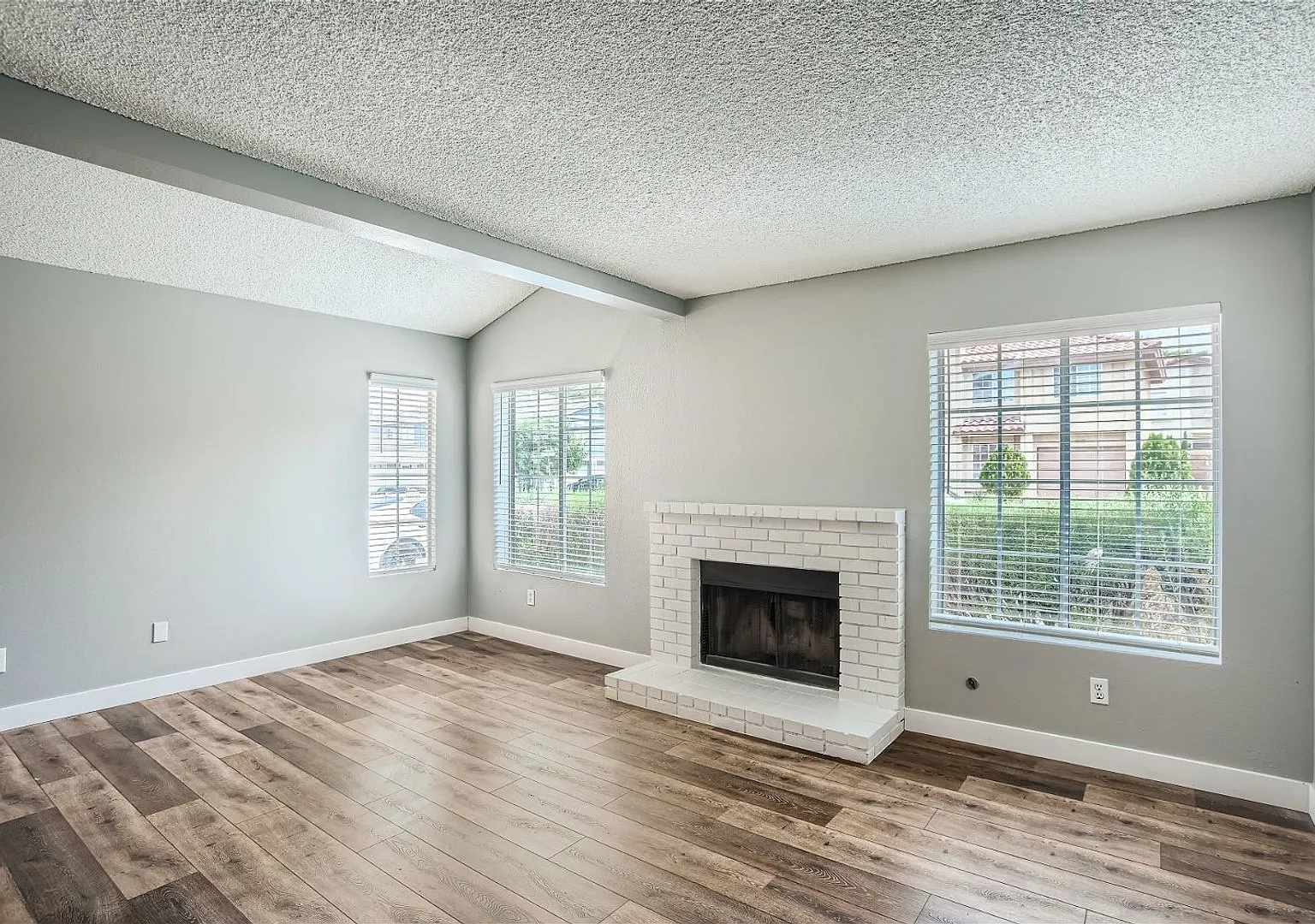 3 Bedroom Home in Green Valley! — Photo 3