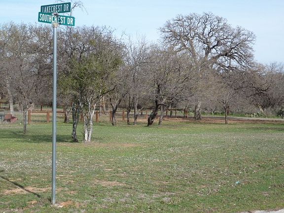 3rd image of 1907 Lakecrest Dr