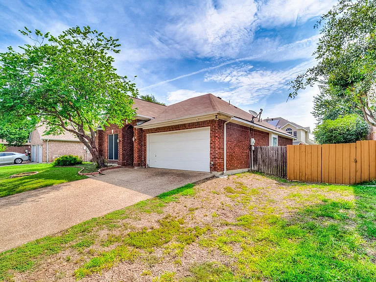 4618 Devonshire Dr — Photo 2
