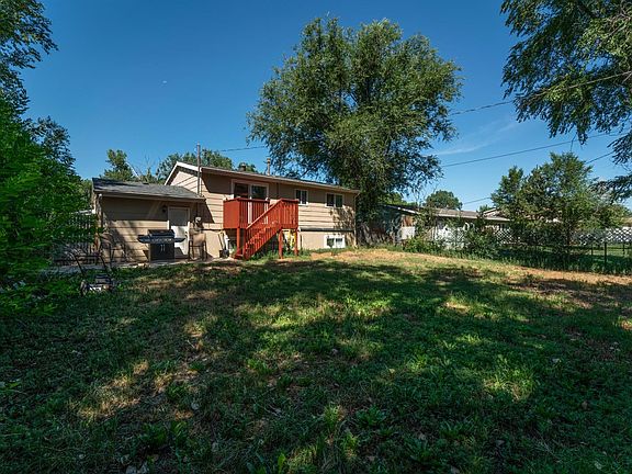 3rd image of 1655 River Dr