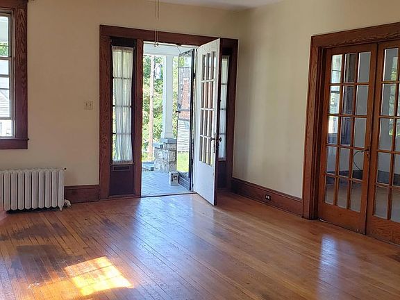 5th image of 215 Crawford St