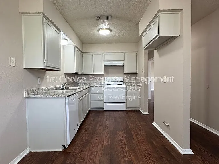 7704 Jennifer Ln — Photo 6