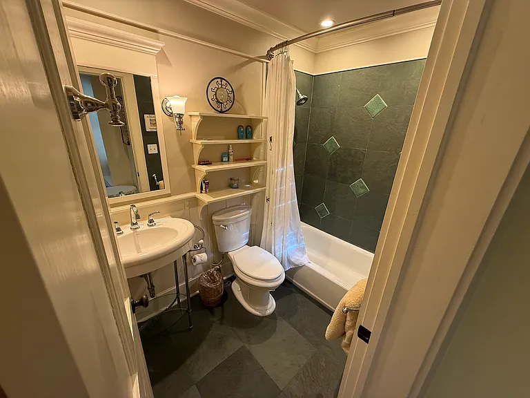 227 Julia St — Photo 8