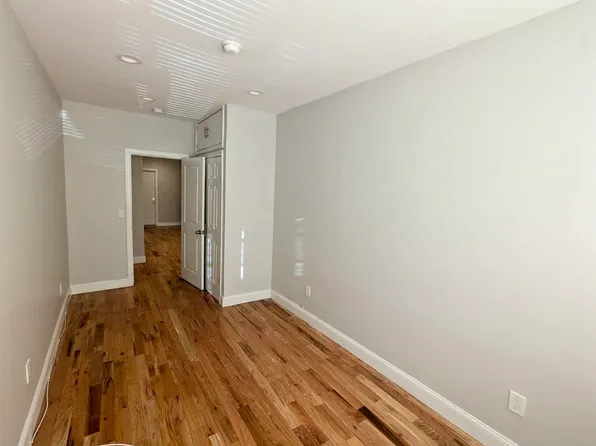 346 Danforth Avenue image 4 of 5