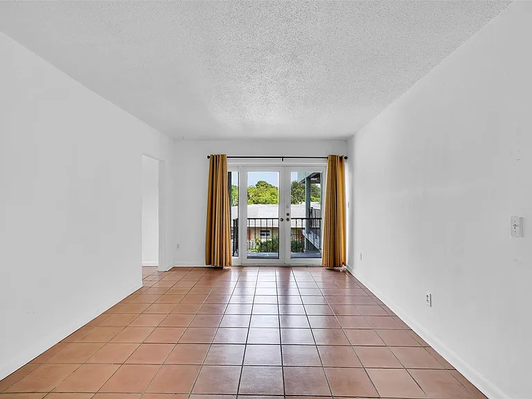 1005 SW 15th Ave #10 — Photo 10