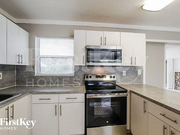 5th image of 805 SW 22nd Ter