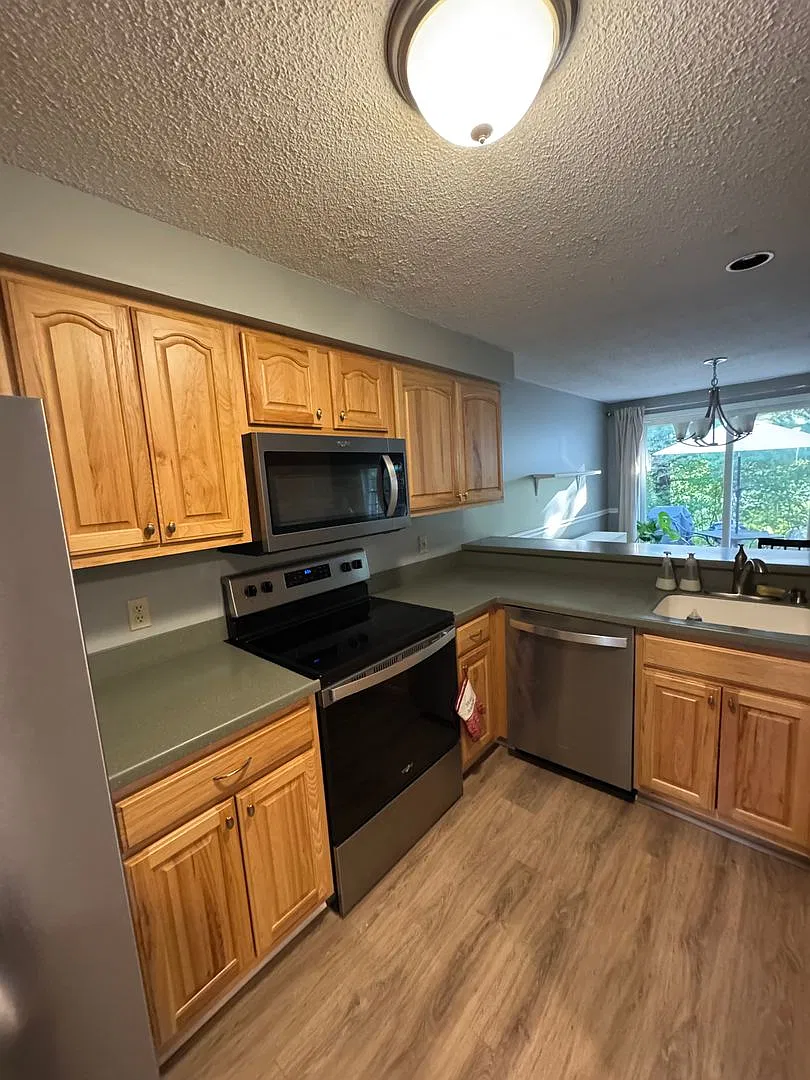 $3,250 3BD/1.5BA Spacious Condo in Portland - Available 10/10!! — Photo 4