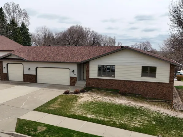 900 Saint Thomas Trl NW, Mandan, ND 58554