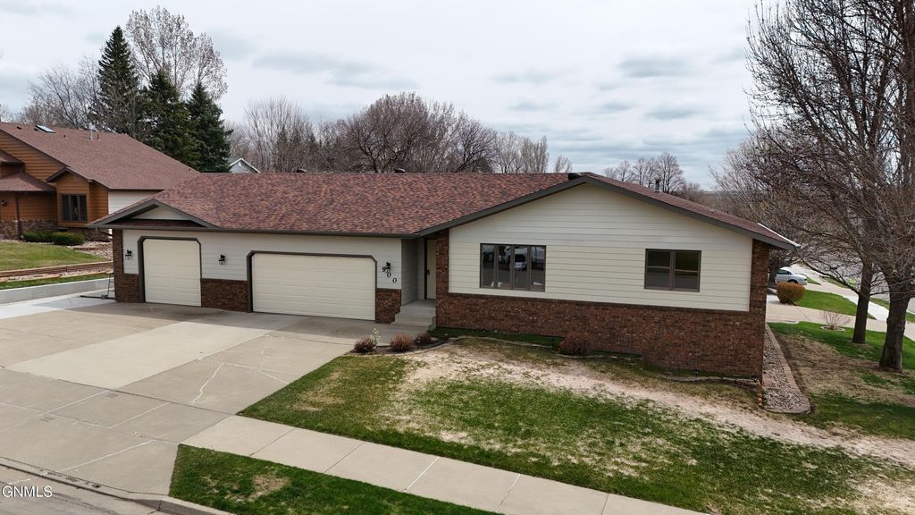 900 Saint Thomas Trl NW, Mandan, ND, Mandan