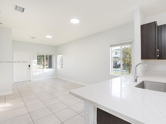 5th image of 898 SE 17th Ct #898