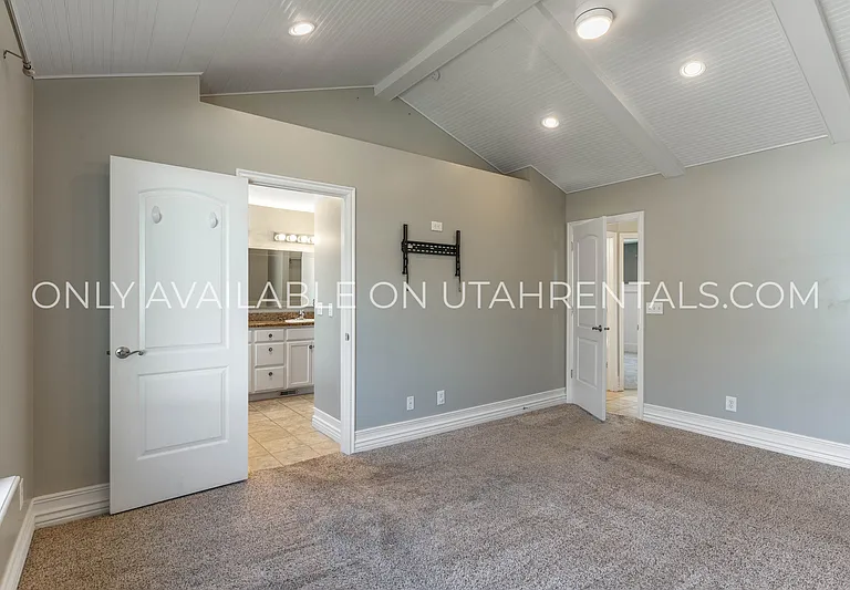 1595 S 50 W — Photo 13