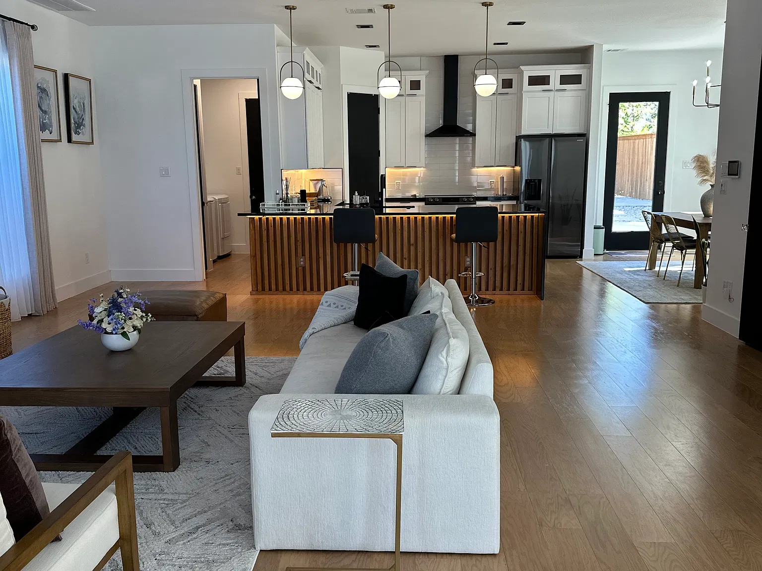 3 bed, 2.5 bath, 2750 sqft, $3,500 — Photo 4