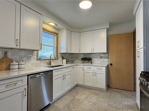 5th image of 901 Elmwood Ave