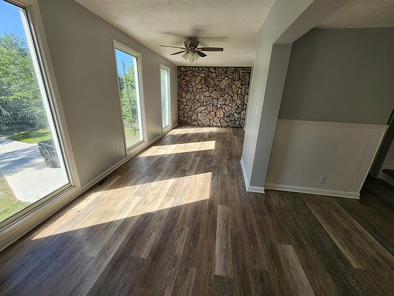 2nd image of 10437 Victory Blvd
