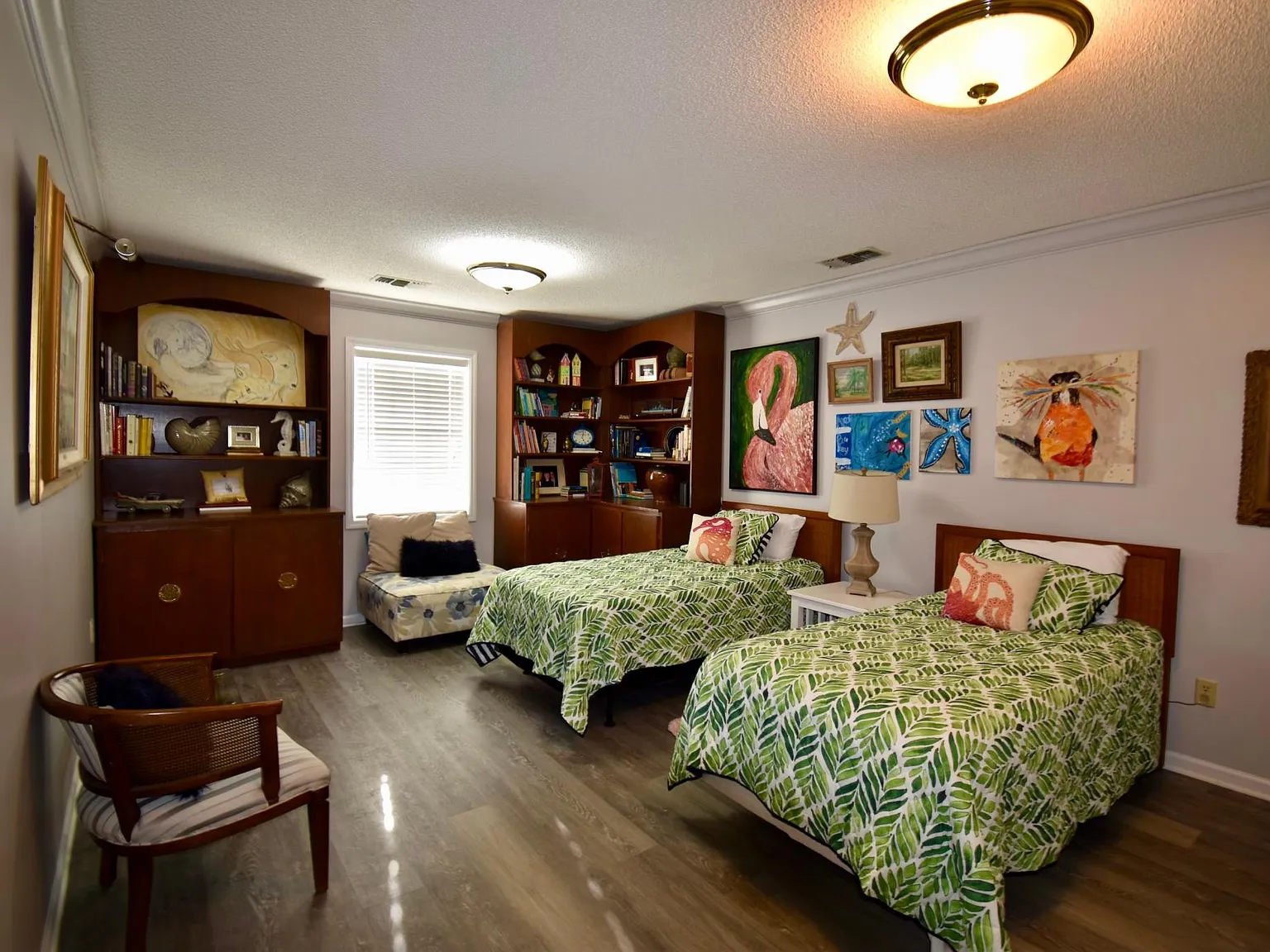 112 Moonlight Dr — Photo 3